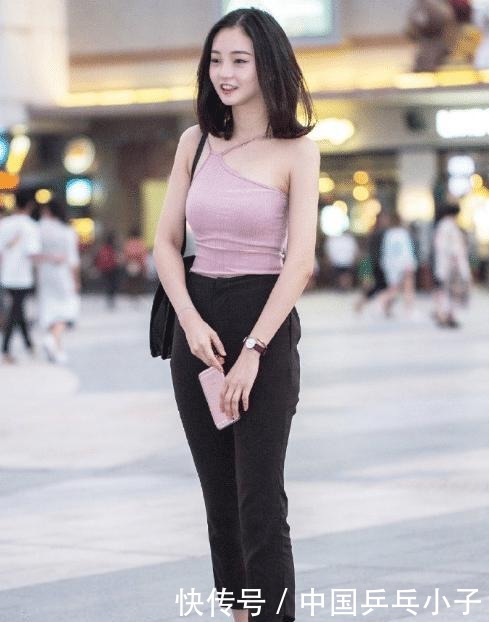 上衣|粉色围脖搭配黑色休闲裤,青春减龄,彰显时尚气质