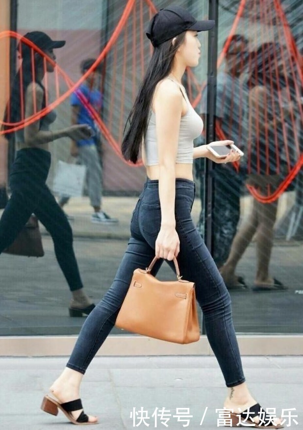 时尚街拍街上的时尚漂亮的小姐姐,牛仔裤一样可以很美!