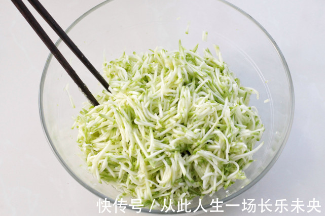 不揉面不发酵,用饺子皮做水煎包,皮薄馅大倍儿鲜美,当早餐正好