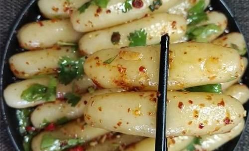  最近我家迷上了吃这个，蒸熟加一物揉成条，放冰箱随吃随取，方便