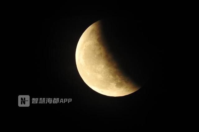 红月 “月全食”邂逅年度最大圆月,“超级红月亮”现身福州
