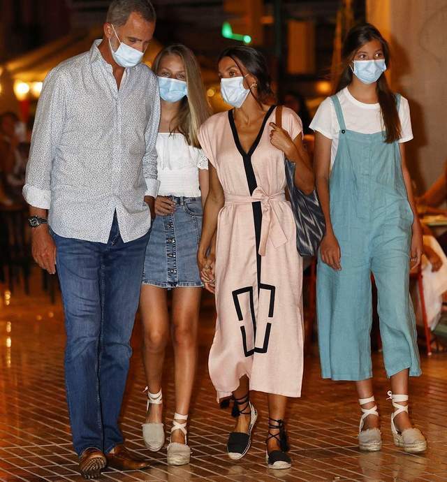 诺拉|西班牙全家集体换装!长公主首次穿一字肩,食指戴戒指渴望恋爱