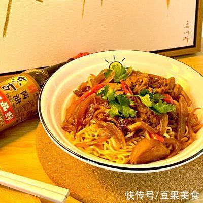 滋味|#不容错过的鲜美滋味#洋葱鸡肉拌面，秒杀葱油拌面