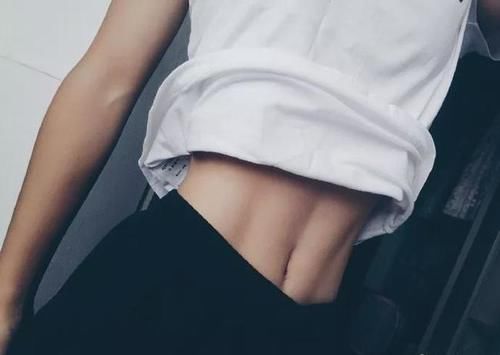 校运会|99年女生宿舍惊现8块腹肌！！3亿网友都在＂馋＂她的身子....