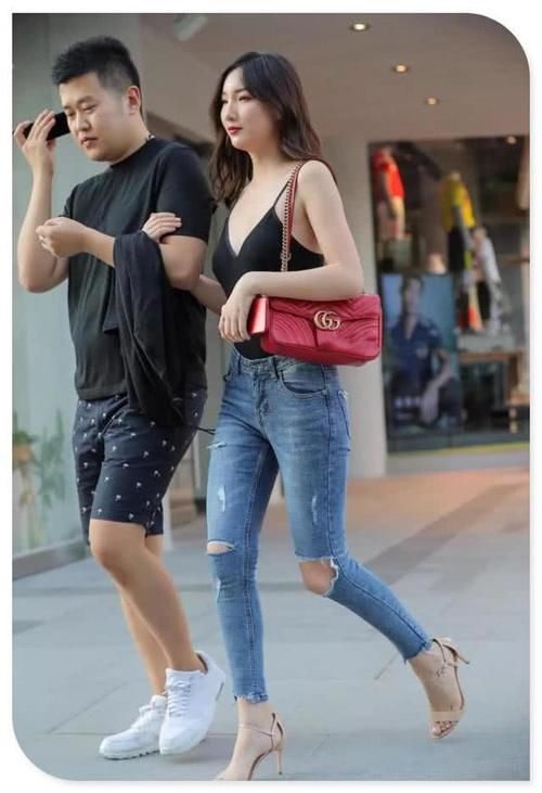 性感|辣妈深V领黑色吊带配紧身牛仔裤，窈窕而性感，实在是太抢眼！