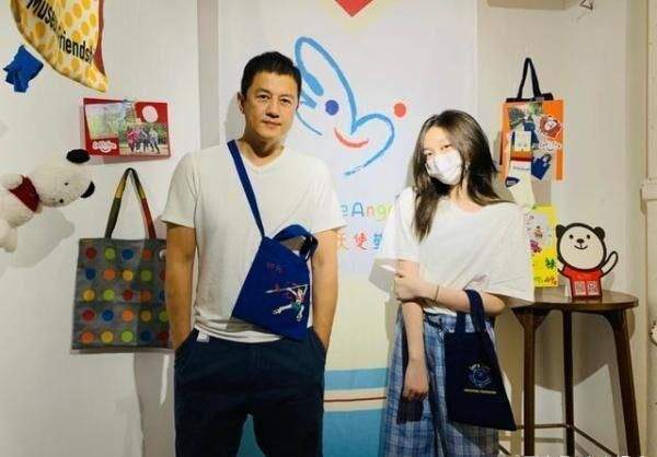 前卫 李嫣真着急长大,穿350鞋打扮似大人,扎韩系发型太有艺术家气质