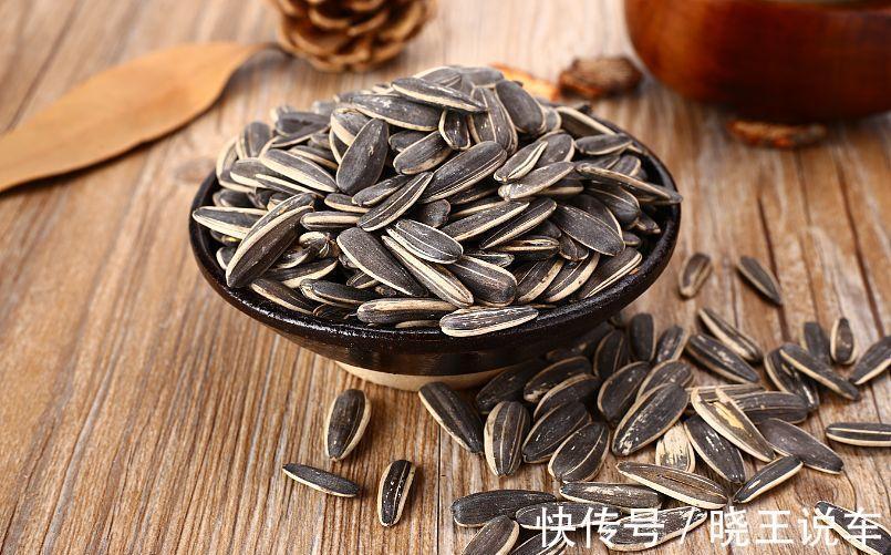 君子兰有点怪，爱吃三种肥，花朵艳丽又多姿，很漂亮