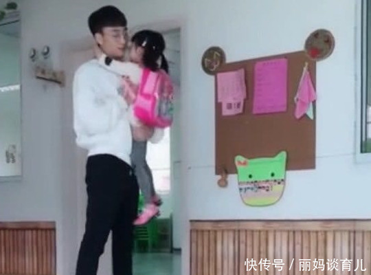 4岁妹妹在幼儿园等哥哥来接,哥哥来迟了,妹妹的反应好萌