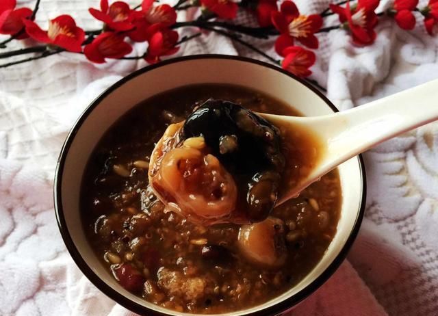 腊八节来临，12样食材熬一锅腊八粥，香甜软糯易消化，好喝营养高