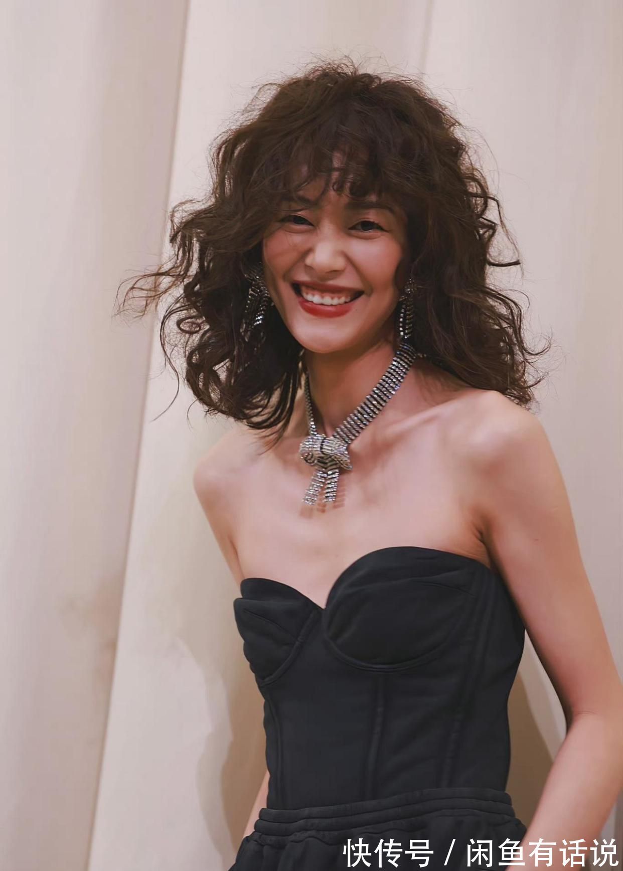 穿搭|刘雯气质真好!烫老土的“阿姨卷”也不显老,配连体裤还有高级感