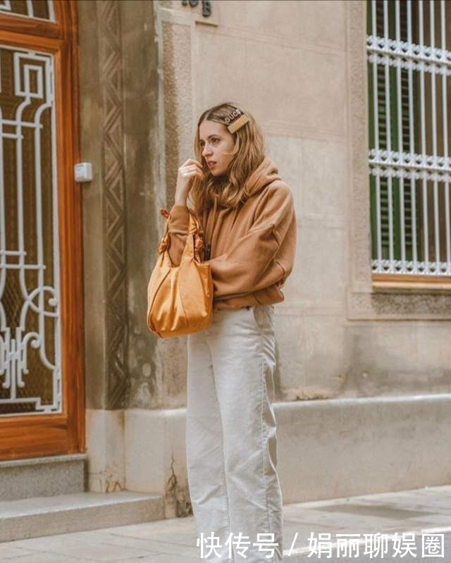 青春|卫衣下面别再配牛仔裤,今冬流行这样穿,青春洋气不说,还时尚