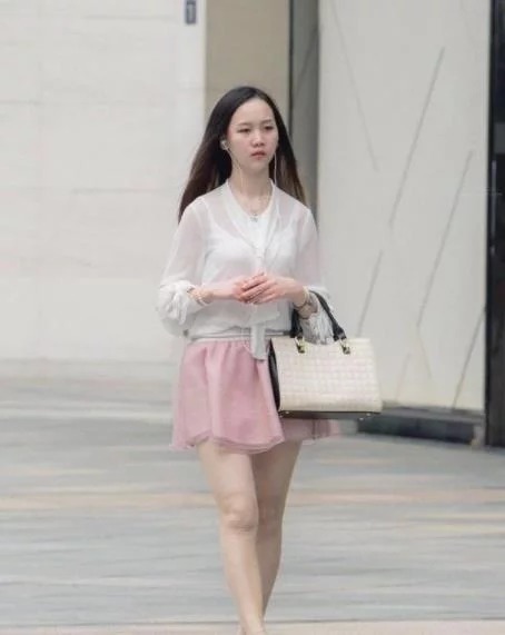 街拍:乌黑亮丽的头发,白色连身裙清纯无敌,优雅女神范儿