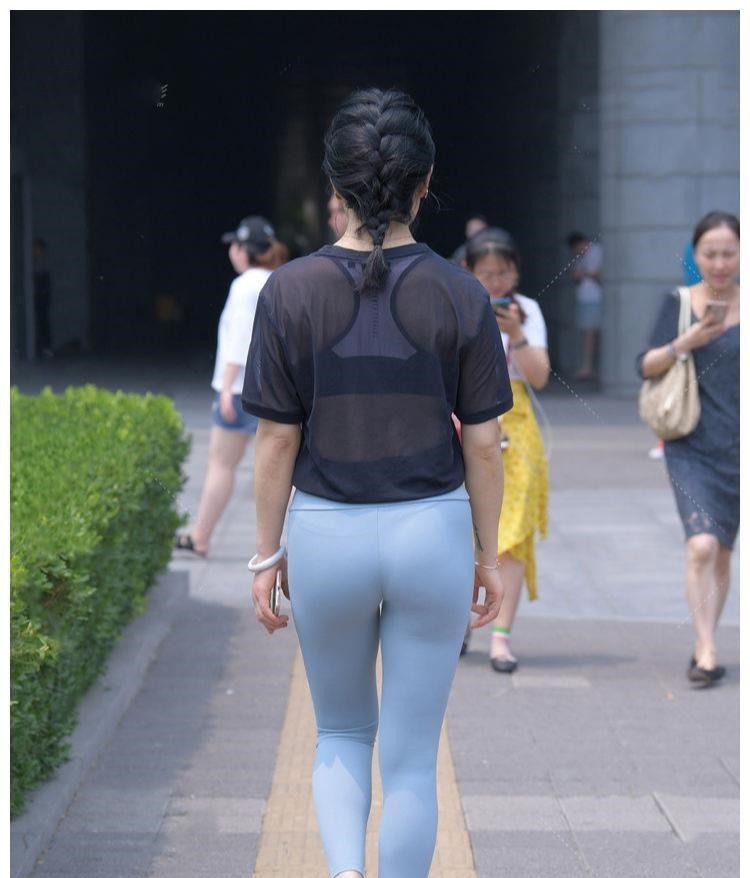 小肚子 浅蓝色款式的修身运动裤, 胜在色调清新接地气, 整个人更富亲和力