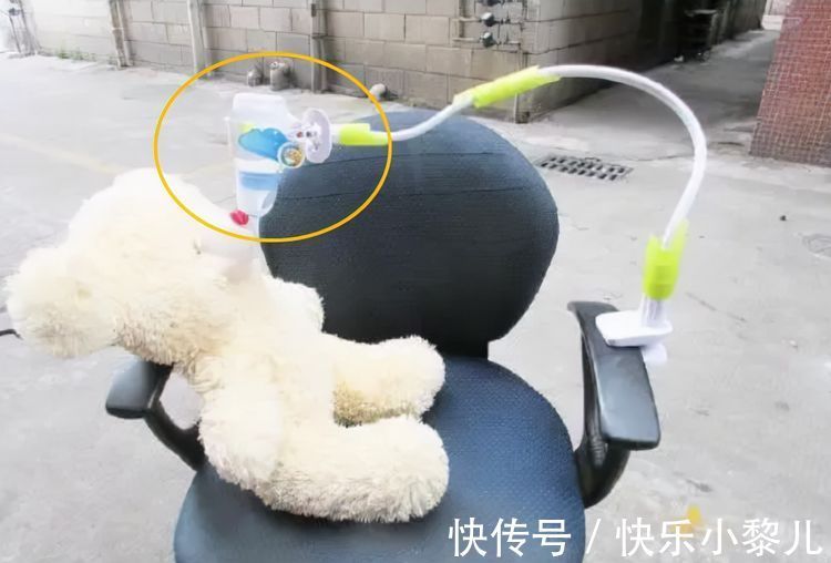 喂奶|宝爸用支架给娃喂奶,被宝妈打了一顿,网友:做了我没忍心做的事