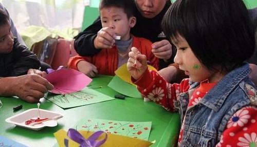 写字|女儿上幼儿园毛毯被偷，宝妈门口写字立牌，没有脏话却字字诛心