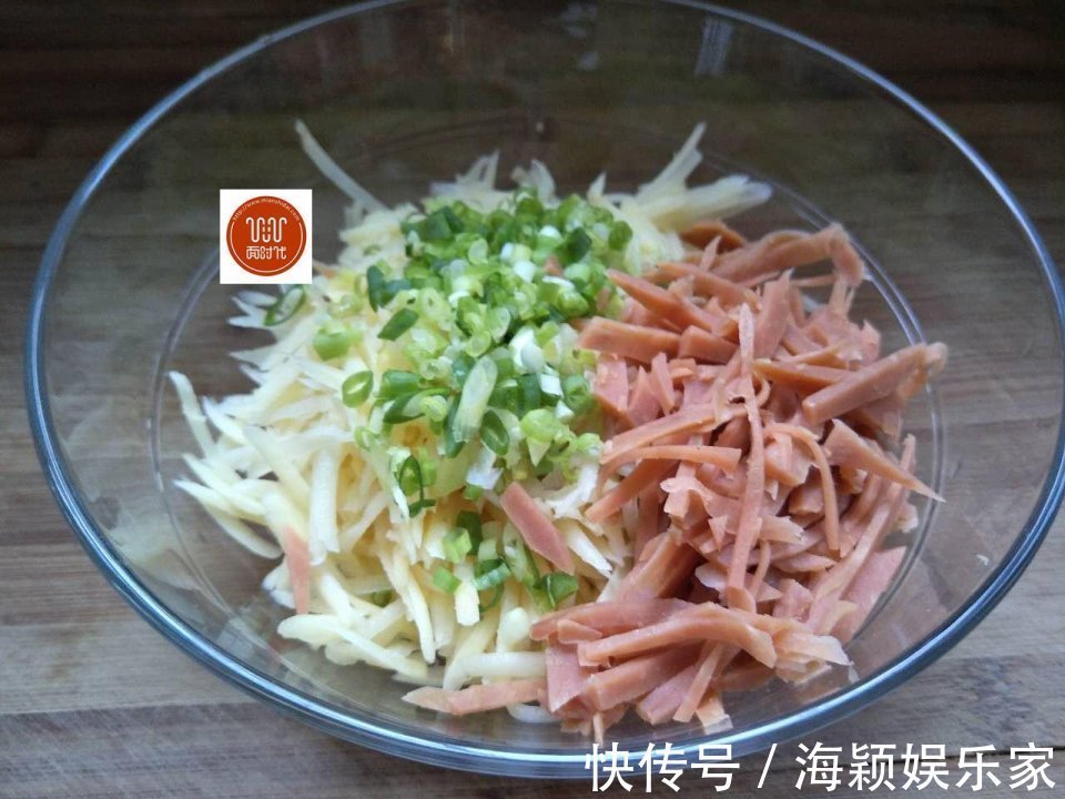 土豆饼的家常做法,软糯咸香美味诱人,做法很简单,比鸡蛋饼都香