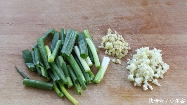  清洗干净|葱爆虾仁没香味？把握3个小技巧，味道鲜美，色泽红亮