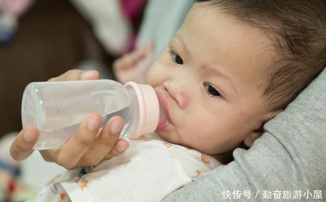 喝水|新生儿6个月内不用喝水孩子若出现这3种情况,家长赶紧喂水