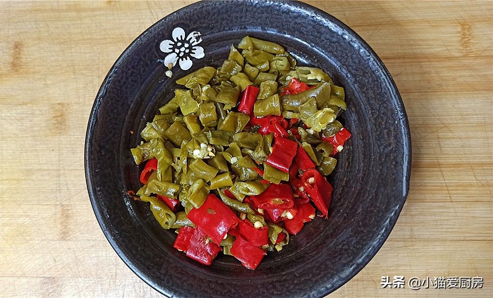1把酸辣椒加上猪肉简单一炒,味道酸香爽辣,开胃下饭特别好吃