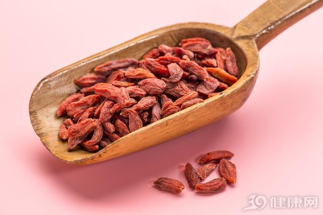 改善|黄芪泡水喝,不妨再加上3味药,养生效果会更好