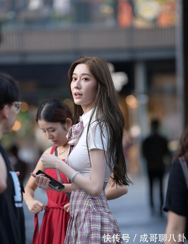 美女|穿着美丽的美女,简单的T恤,展现绚丽的美丽