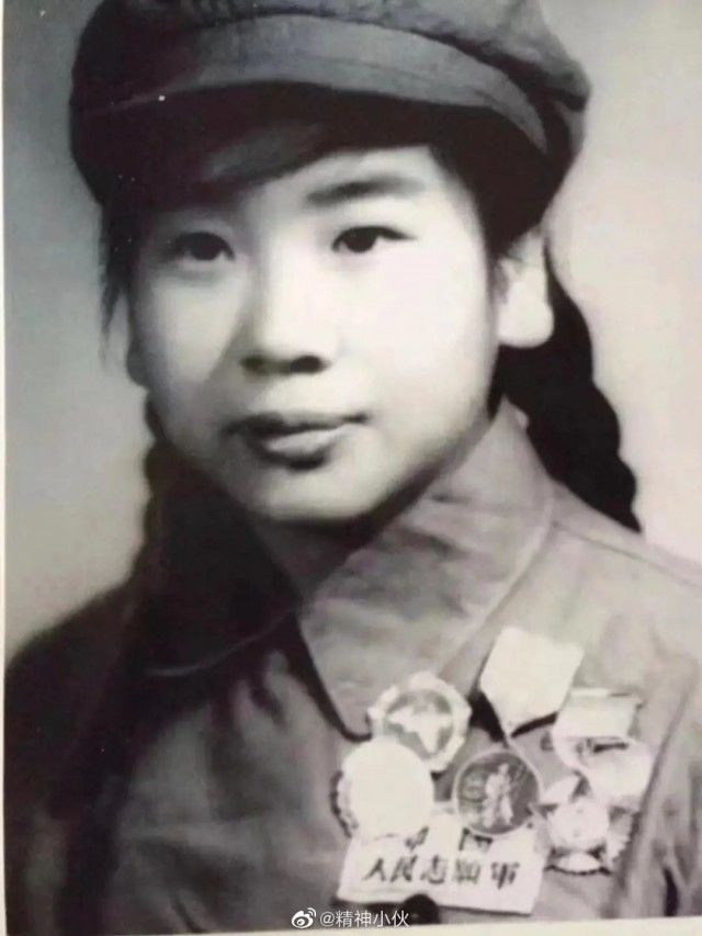 觀影|《長津湖》觀影動人場景，全場觀眾久久佇立，志愿軍老戰士來看他的戰友了……