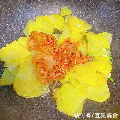 让人闻香止步的#一学就会快手菜#辣白菜炒土豆片