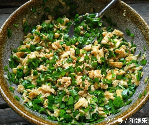 包韭菜饺子时，韭菜老出水大厨教你正确做法，韭菜鲜美不出水