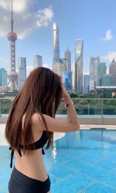 身穿泳衣的小姐姐,身材好气质佳,时尚十足!