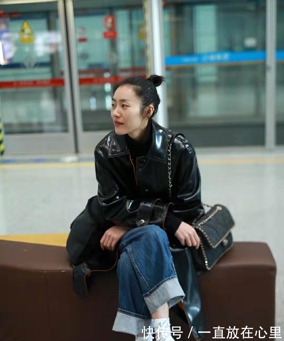 chanel 刘雯皮衣帅气走机场,背36700的香奈儿包包,超模身材太抢镜