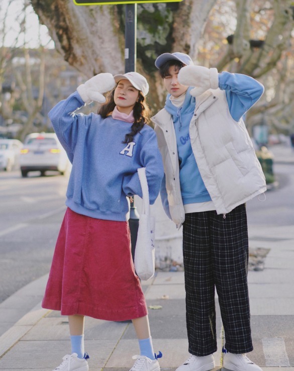 半身裙|冬天穿衣没思路?看看这5组情侣默契穿搭,高阶秀恩爱