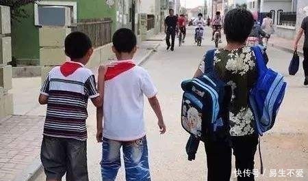 书包|校门口那么多家长替孩子背书,是因为溺爱吗?拎一下书包你就懂了
