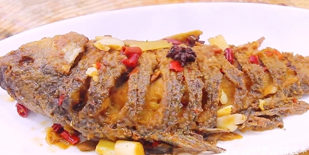  少许|红烧鱼的家常做法，鱼肉鲜嫩入味，解馋又下饭，出锅连汤汁都不剩