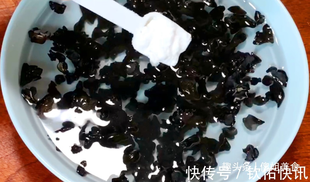 木耳万不可用清水洗,等于吃虫卵,教你1个妙招,脏东西全跑光