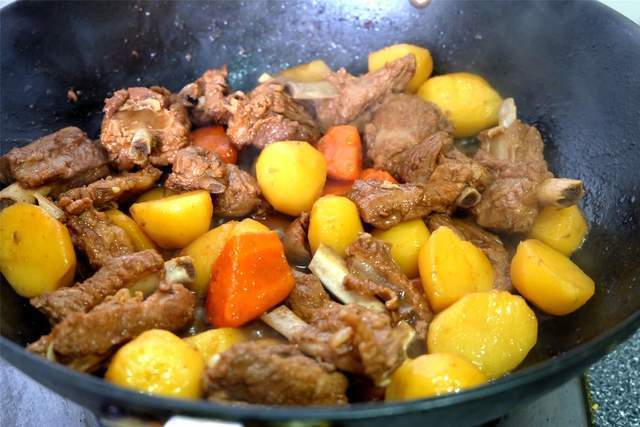 胡萝卜|地道农家菜土豆炖排骨，营养美味还实惠，排骨入口软烂满嘴留香