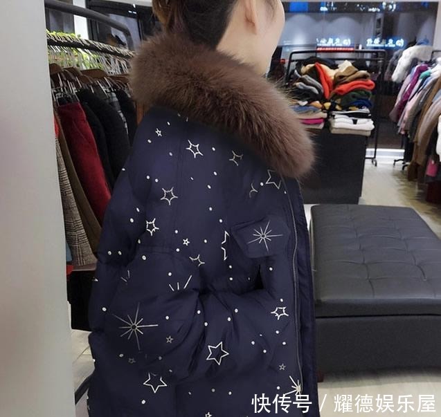 羽绒|这才是小个子女人该有的打扮,短款羽绒+小脚裤,显高保暖显时髦