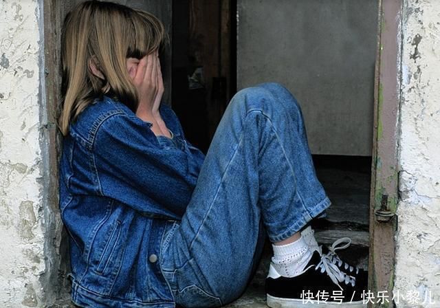 区别|动不动就哭的娃,与忍着不哭的孩子,10年后两者有何区别?