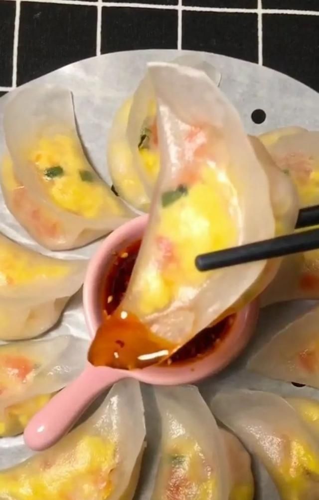  蒸熟|水晶饺子，一道传统面食，蒸熟后面皮晶莹剔透馅料更是隐约可见