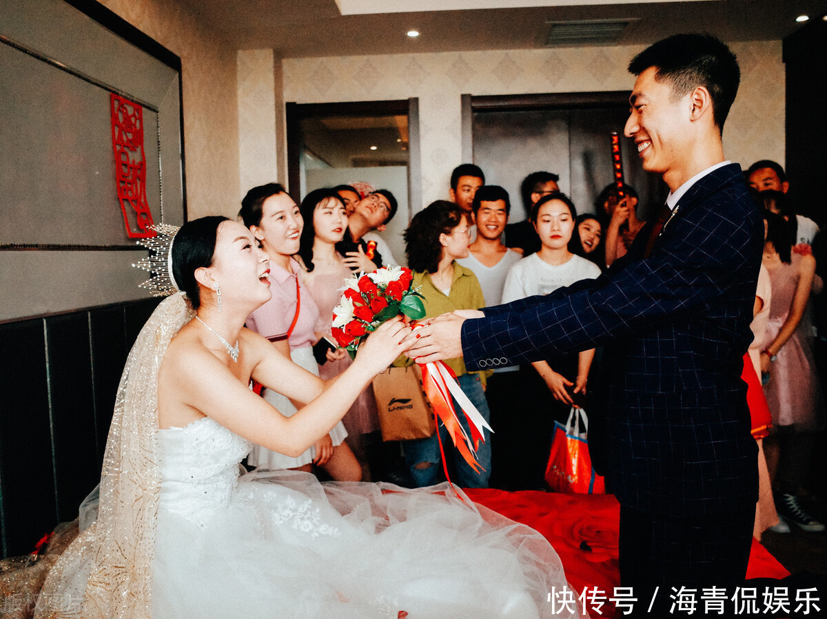 来明|因八万改口费谈崩，婚礼现场新娘被架出宴席，这下真不用改口了