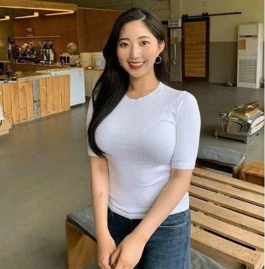 “微胖”的牛仔裤女神,一点没有臃肿的“烦恼”,好幸福!