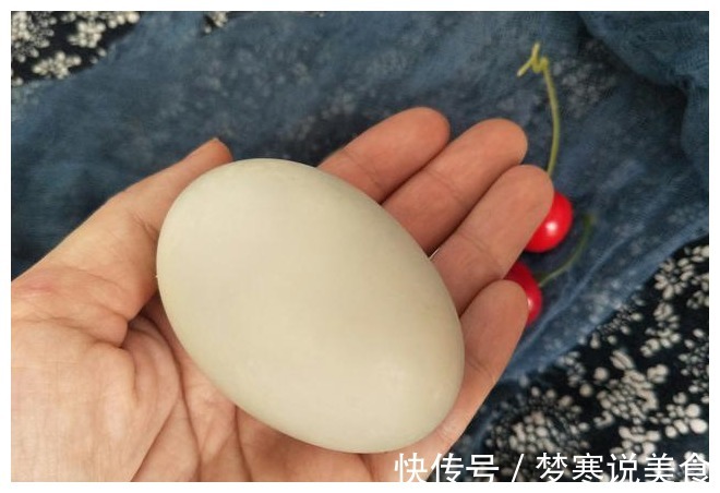 用土方法腌咸鸭蛋,多加1味料,10天就腌好,鸭蛋个个流油