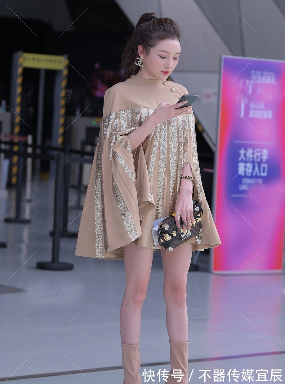 卡其色 时髦的穿搭,斗篷套装,穿出了初秋的唯美,清新时尚又优雅