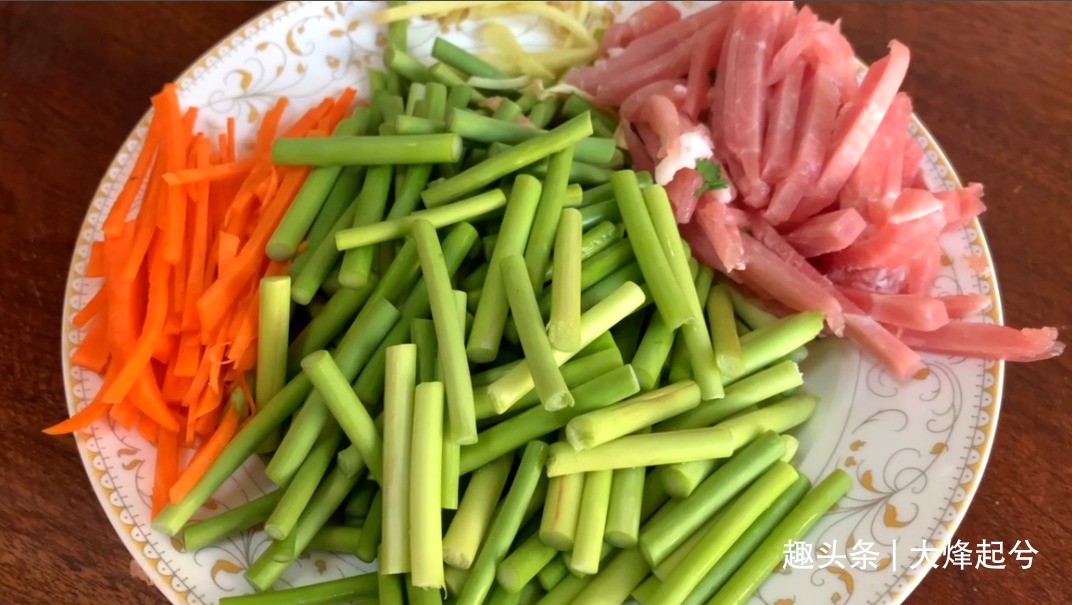 炒蒜苔时,有人过油有人过水,都不对,教你正确做法,鲜嫩又入味