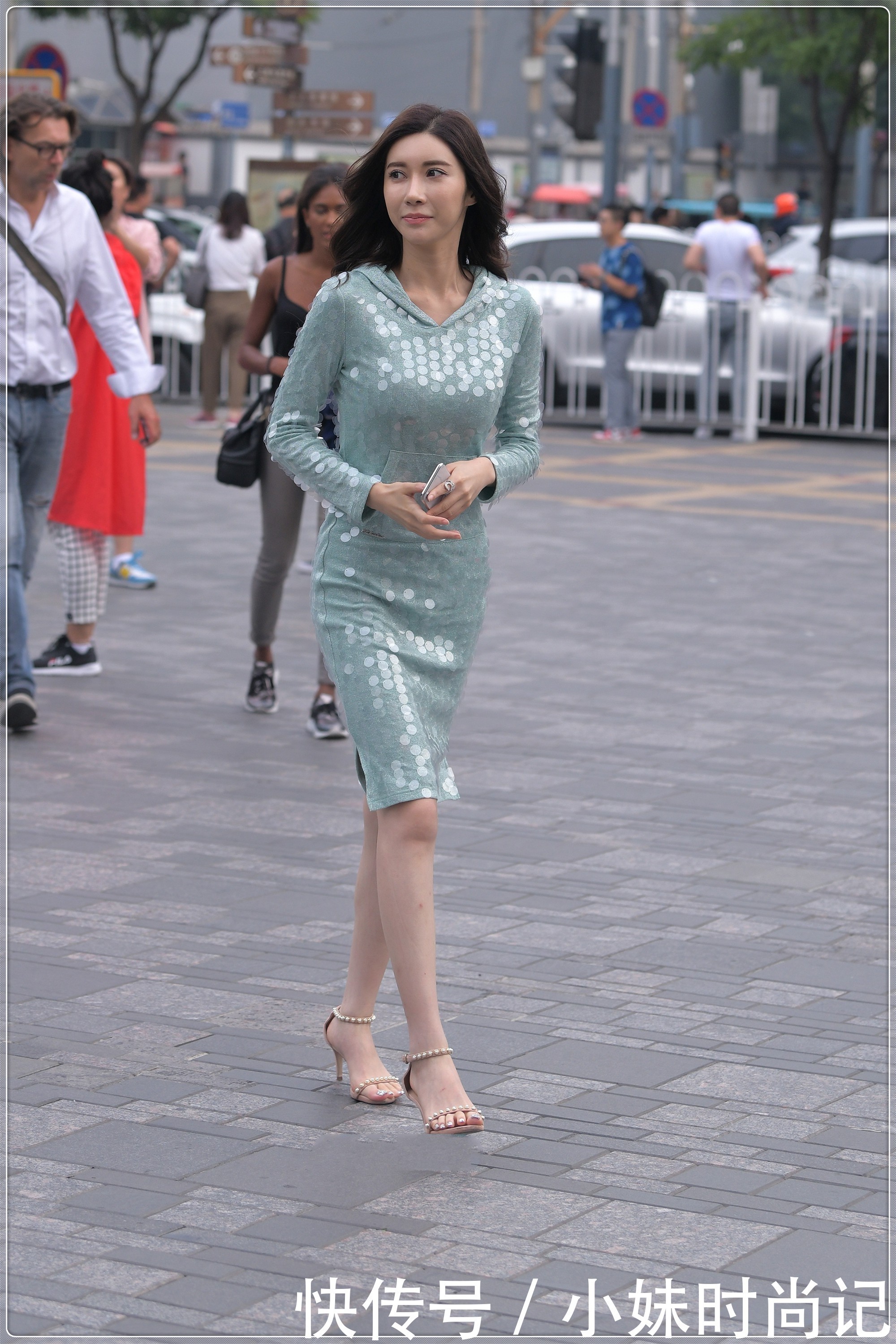 街拍美女: 淡青色亮片裙, 时尚优雅, 尽显成熟女人气质