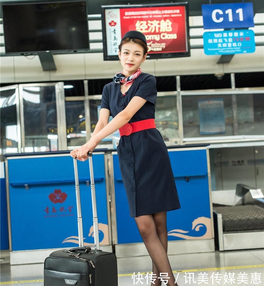 高跟鞋|藏青色的连衣裙,搭配黑色矮跟高跟鞋舒适有型,走起路来轻便优雅