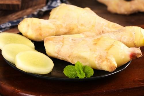 保存生姜很简单，姜农分享2个窍门，放一年不长芽，新鲜又饱满