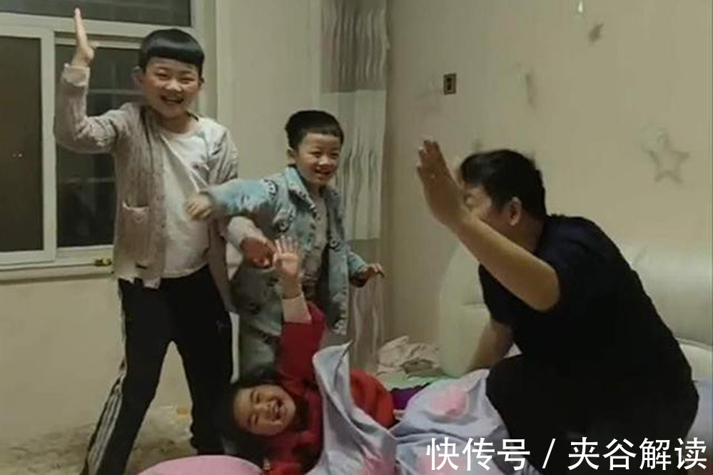 妈妈|父子4人抢妈妈,谁打赢谁和妈妈睡,网友喊话:这是欺负小朋友啊