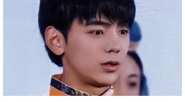 节目|《中餐厅5》路透来了，黄晓明自己推行李，丁真的普通话令人担心