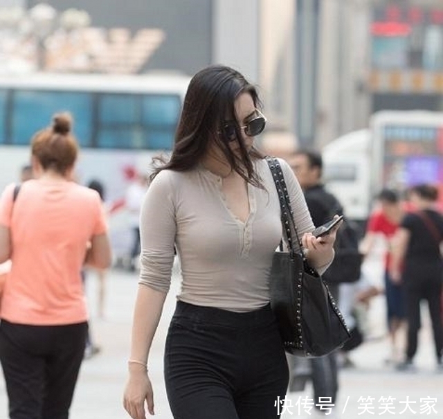 淑女|路人街拍,印花连衣裙很显优雅,打造小姐姐气质的淑女感