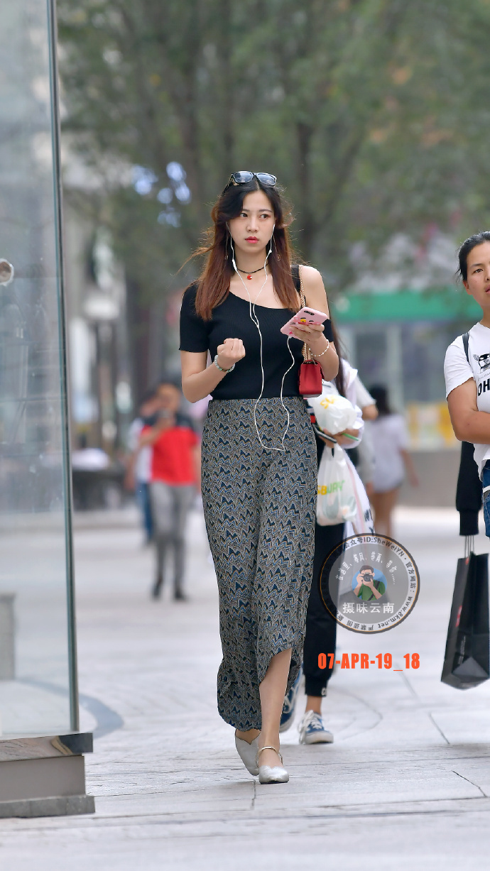 街拍小姐姐的身材其实是极好的,只是长裙不显而已